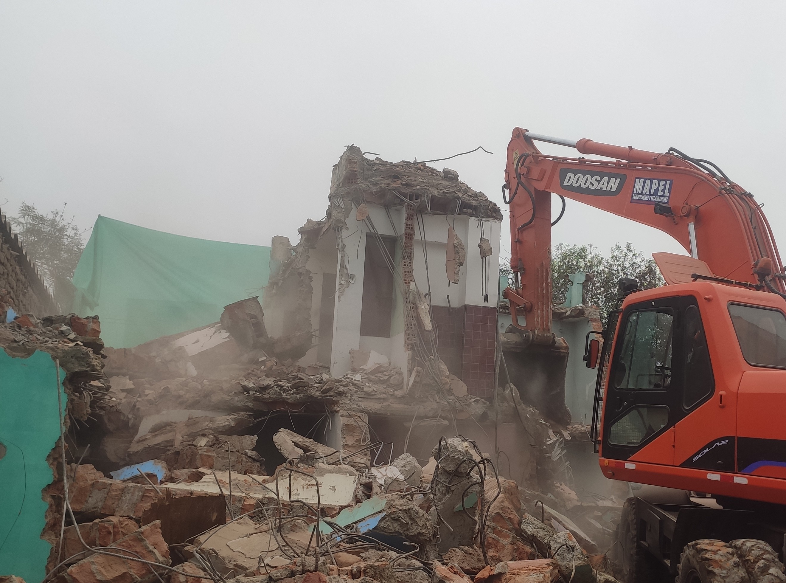 Demolición de estructura de concreto armado en obra residencial en San Isidro