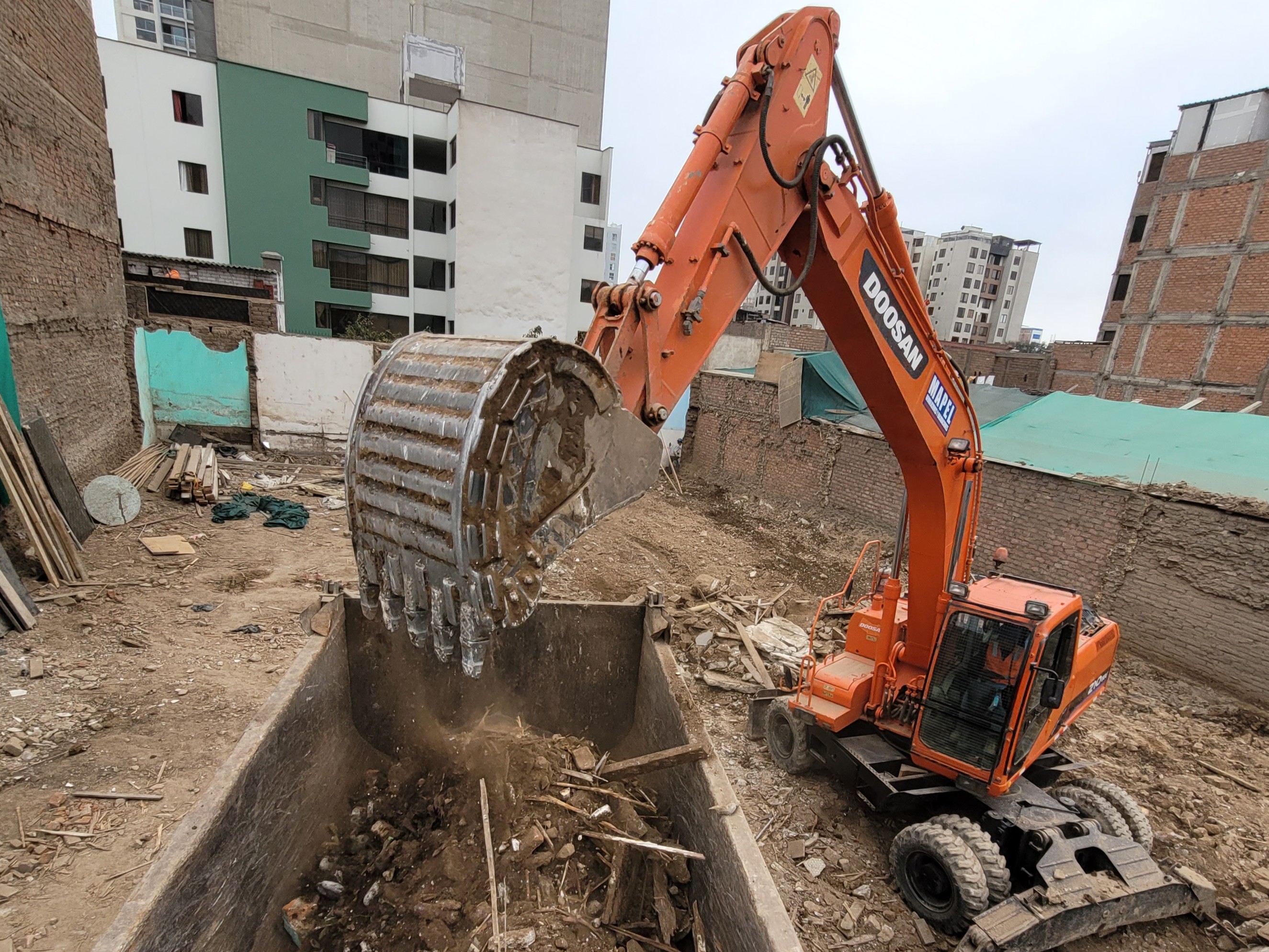 Demolición y excavación en el Edificio Multifamiliar Cerro Blanco, Surco