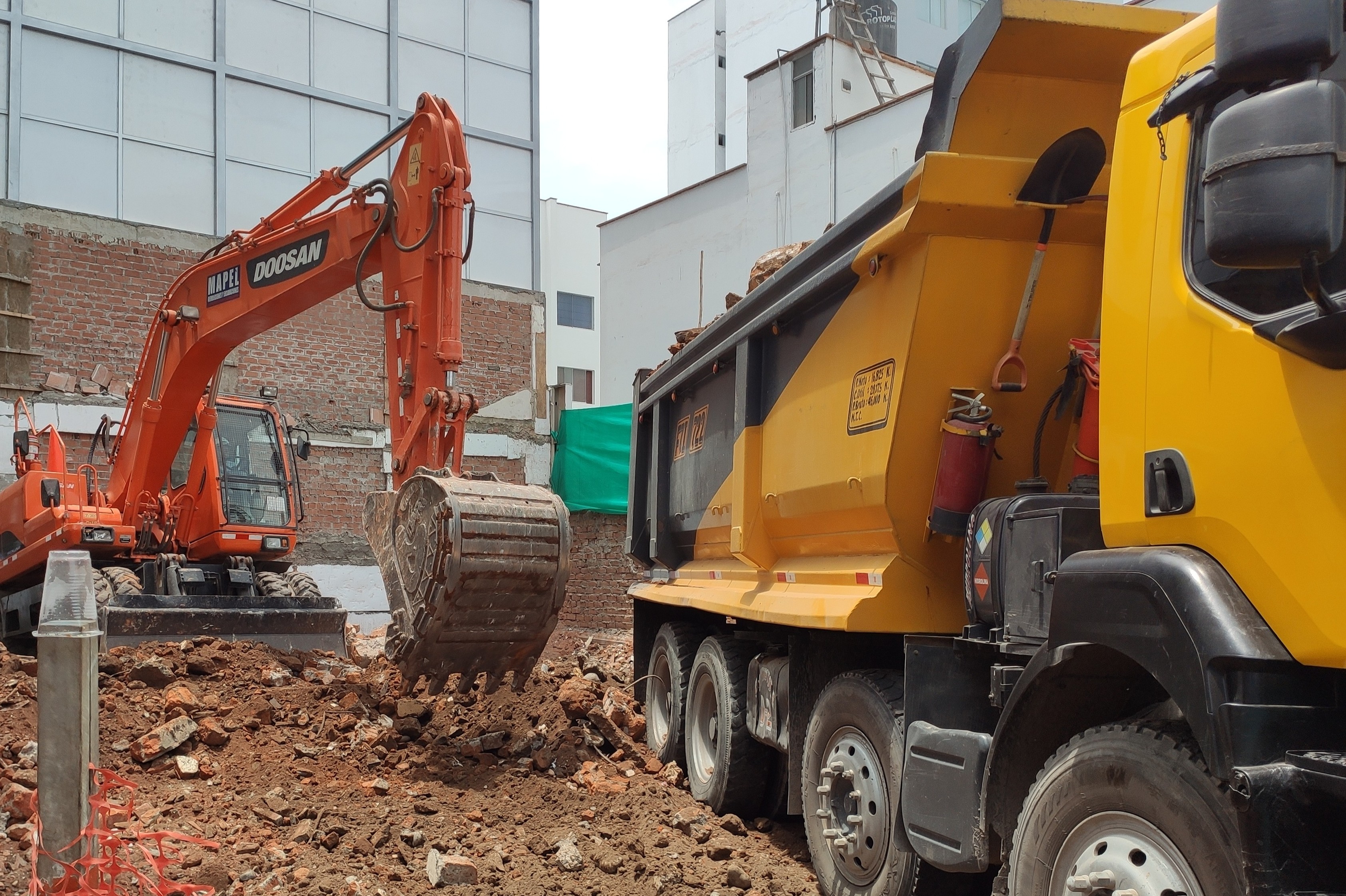 Trabajador de Mapel E.I.R.L. demoliendo cimientos de una vivienda en Barranco